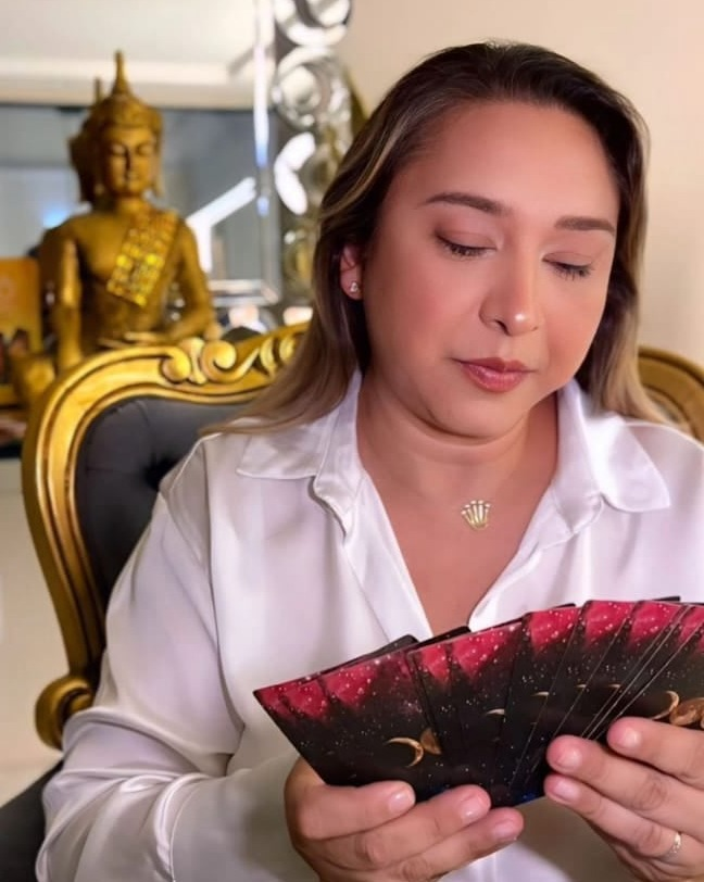 Mãe Luiza realizando leitura de tarot